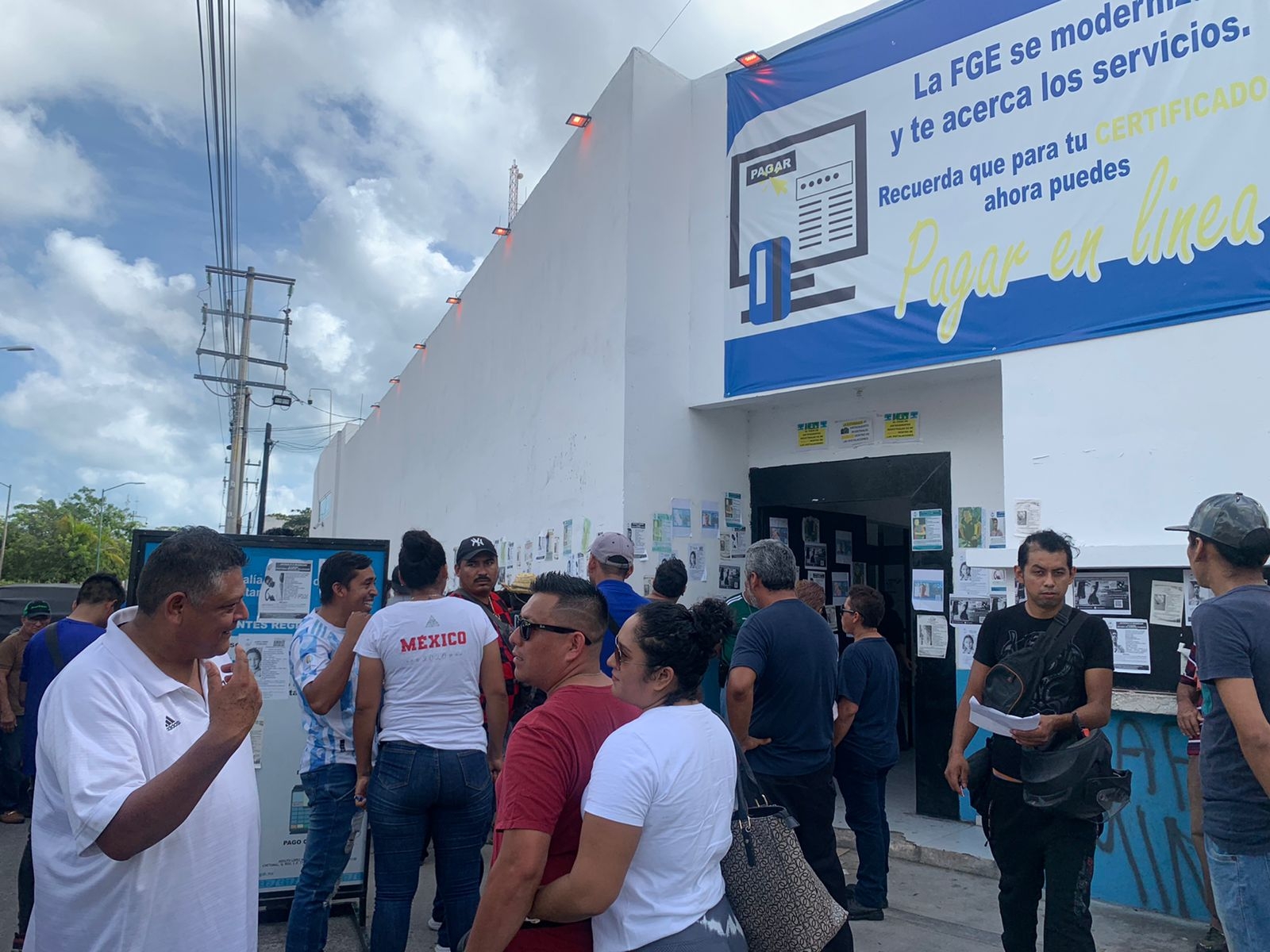 Mototaxistas se manifiestan en las instalaciones de Cancún de la FGE: EN VIVO