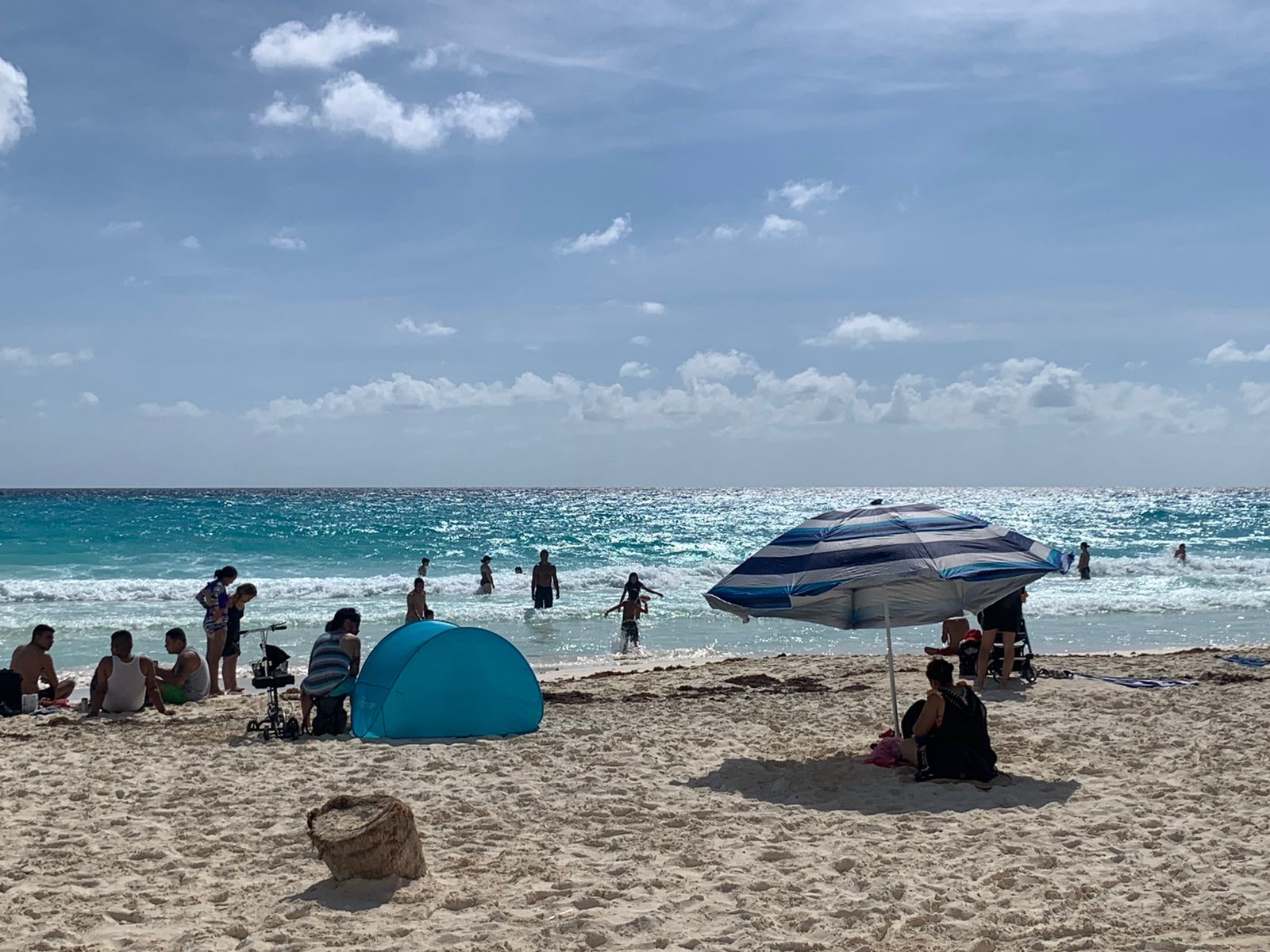 Se registra gran afluencia de personas en Playa Gaviota Azul de Cancún