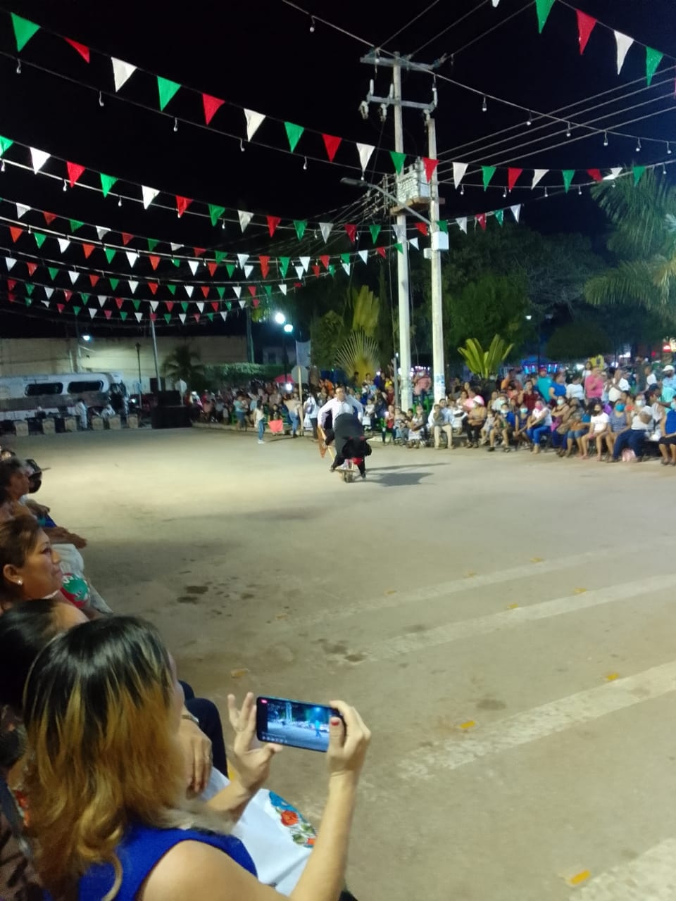 Vaqueria engalana aniversario de radio en Peto, Yucatán