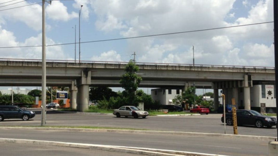 Hombre cae de un puente a más 5 de metros en el Periférico de Mérida