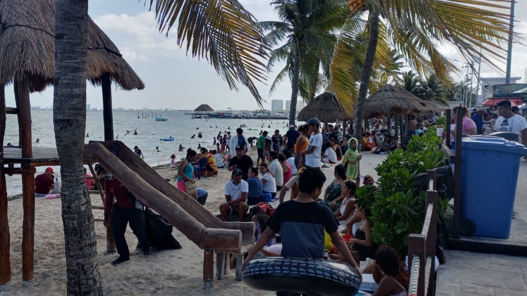 Bañistas aprovechan el último fin de semana de noviembre en Playa del Niño en Cancún: EN VIVO