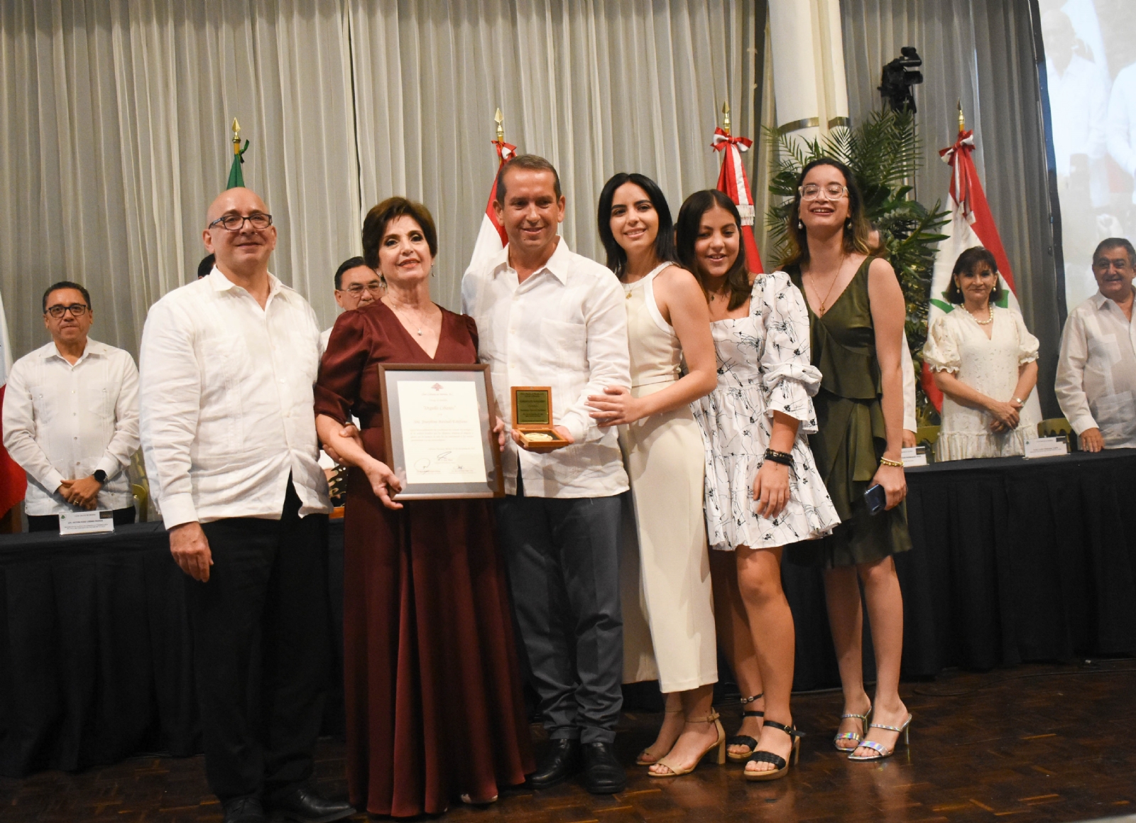 Club Libanés de Mérida reconoce a 4 integrantes en conmemoración a su independencia en México