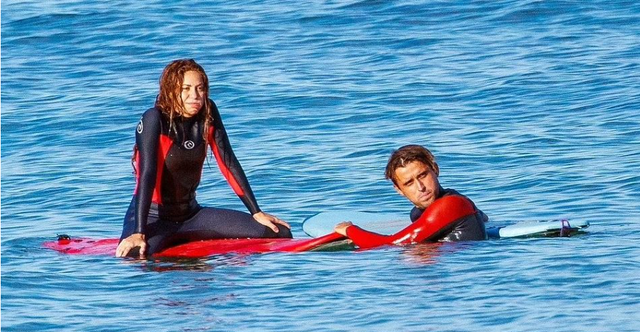 Shakira y su instructor de surf compartieron unos días en Cantabria.
