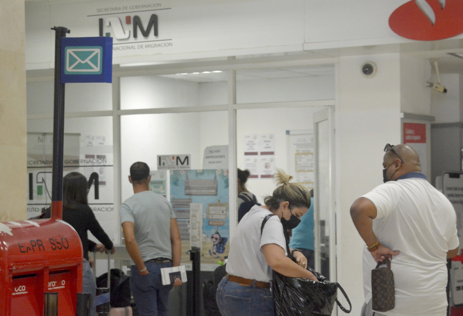 Turistas demandan mejor atención al INM en Quintana Roo