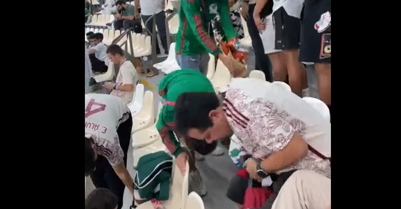 Mexicanos imitan a japoneses y limpian estadio tras eliminación de Qatar 2022: VIDEO