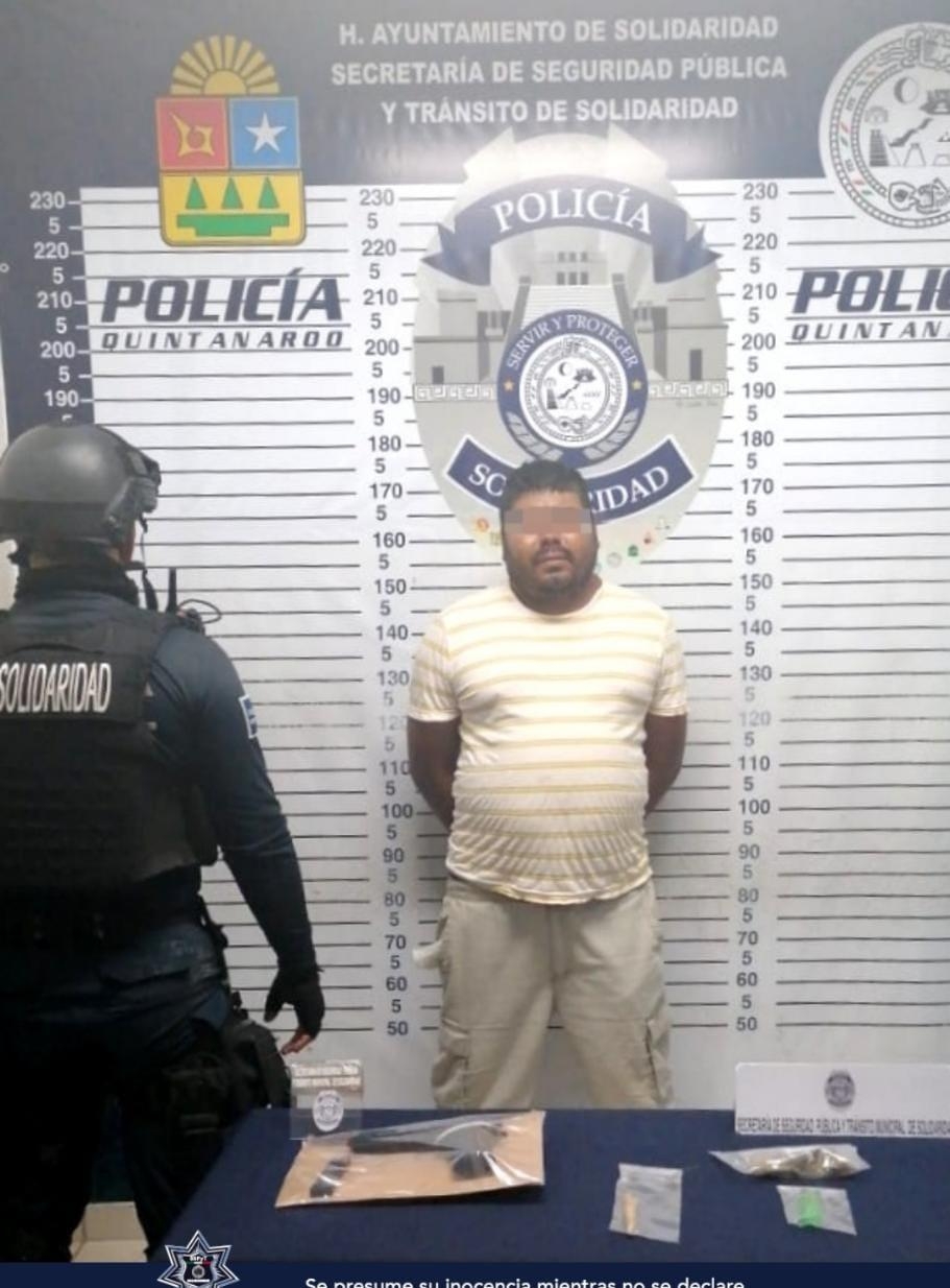 Detienen a sujeto en Playa del Carmen por posesión de un arma de balines y narcóticos