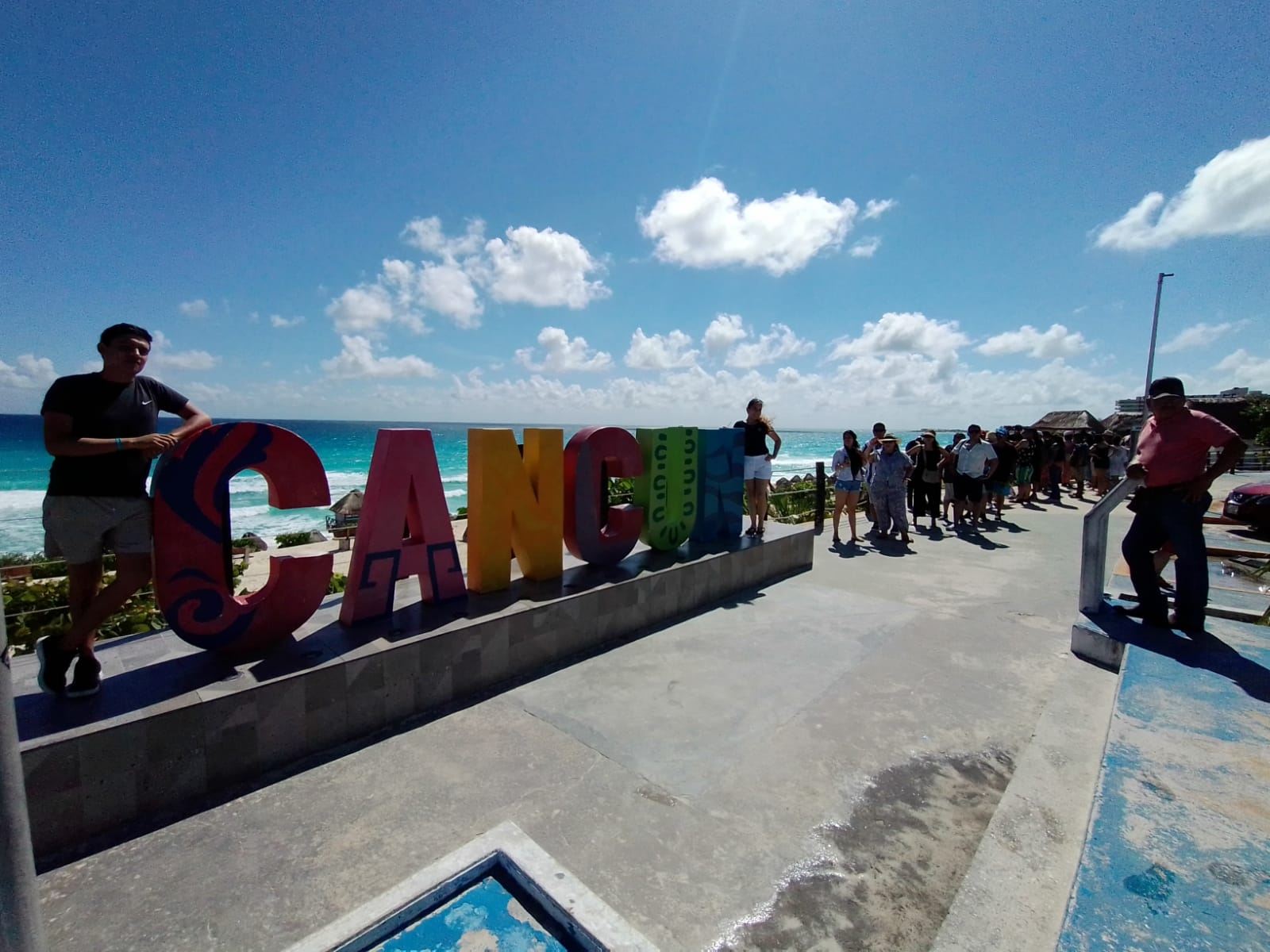 Playa Delfines de Cancún recibe a más de 800 personas: VIDEO