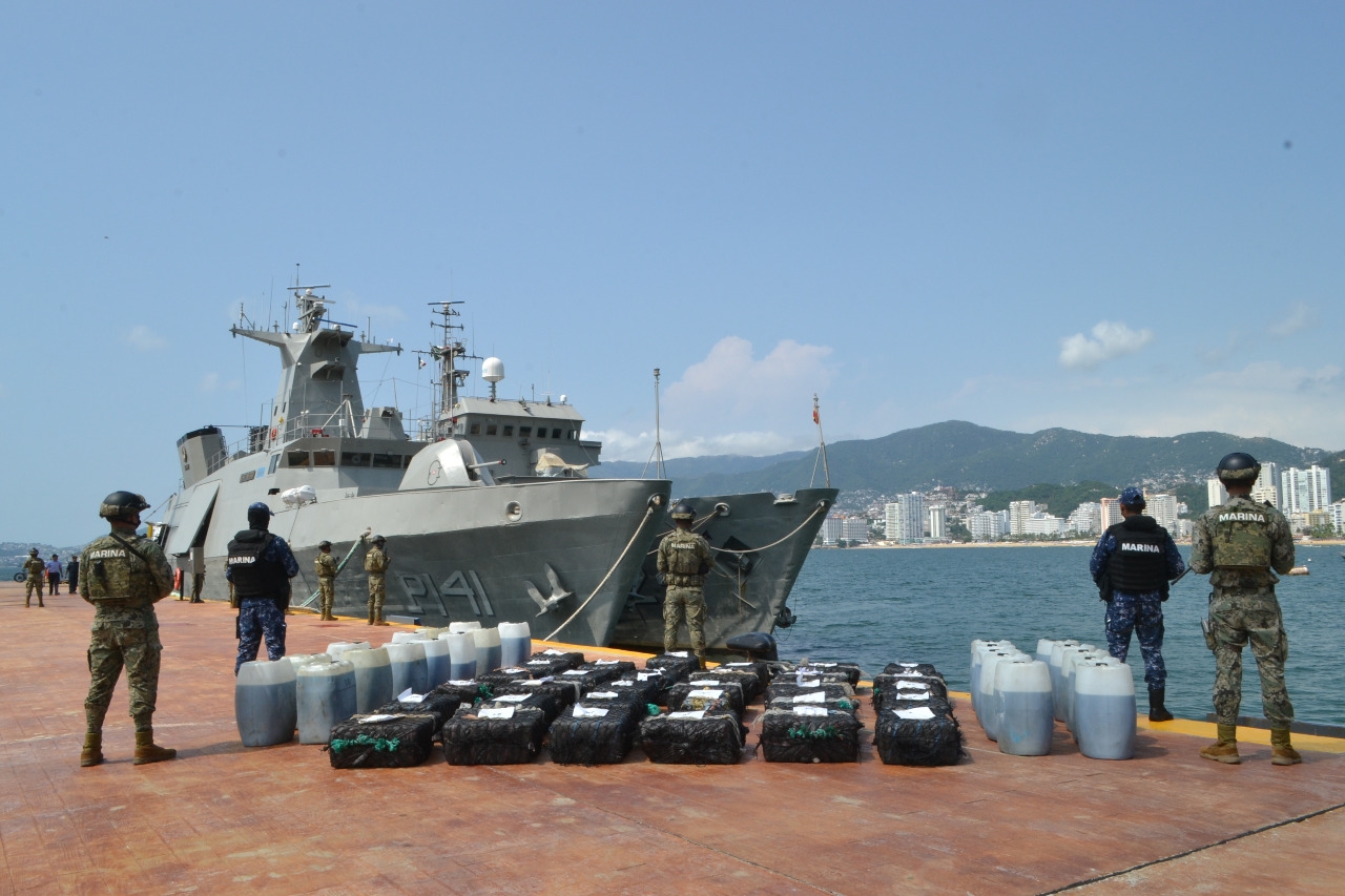 Marina y Ejército decomisan más de mil kilos de cocaína y combustible en Guerrero