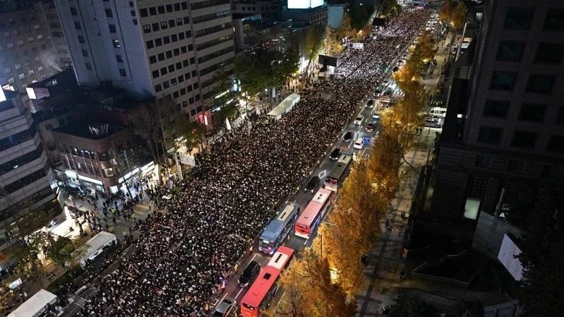 Miles de personas se reúnen en Itaewon, Seúl, a una semana de la estampida de Halloween