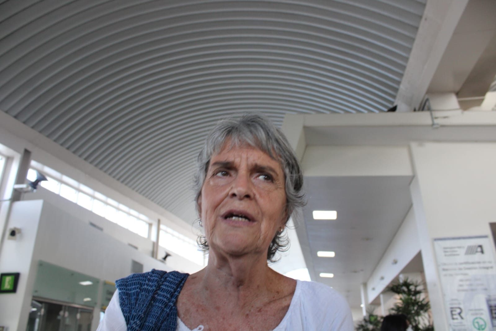 La directora del Instituto Mexicano del Cine, María Luisa Novaro Peñaloza, dio entrevista en el aeropuerto de Campeche