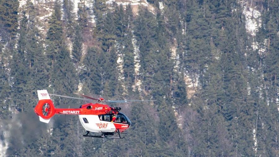 Autoridades hallaron los restos del helicóptero que había desaparecido una hora después de despegar en el sur de Italia