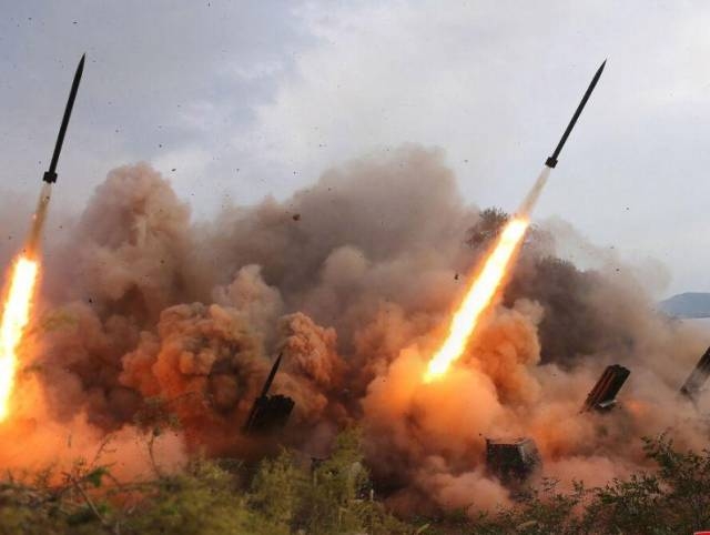 Corea del Norte lanza misiles en último día de maniobras aéreas de EU y Corea del Sur