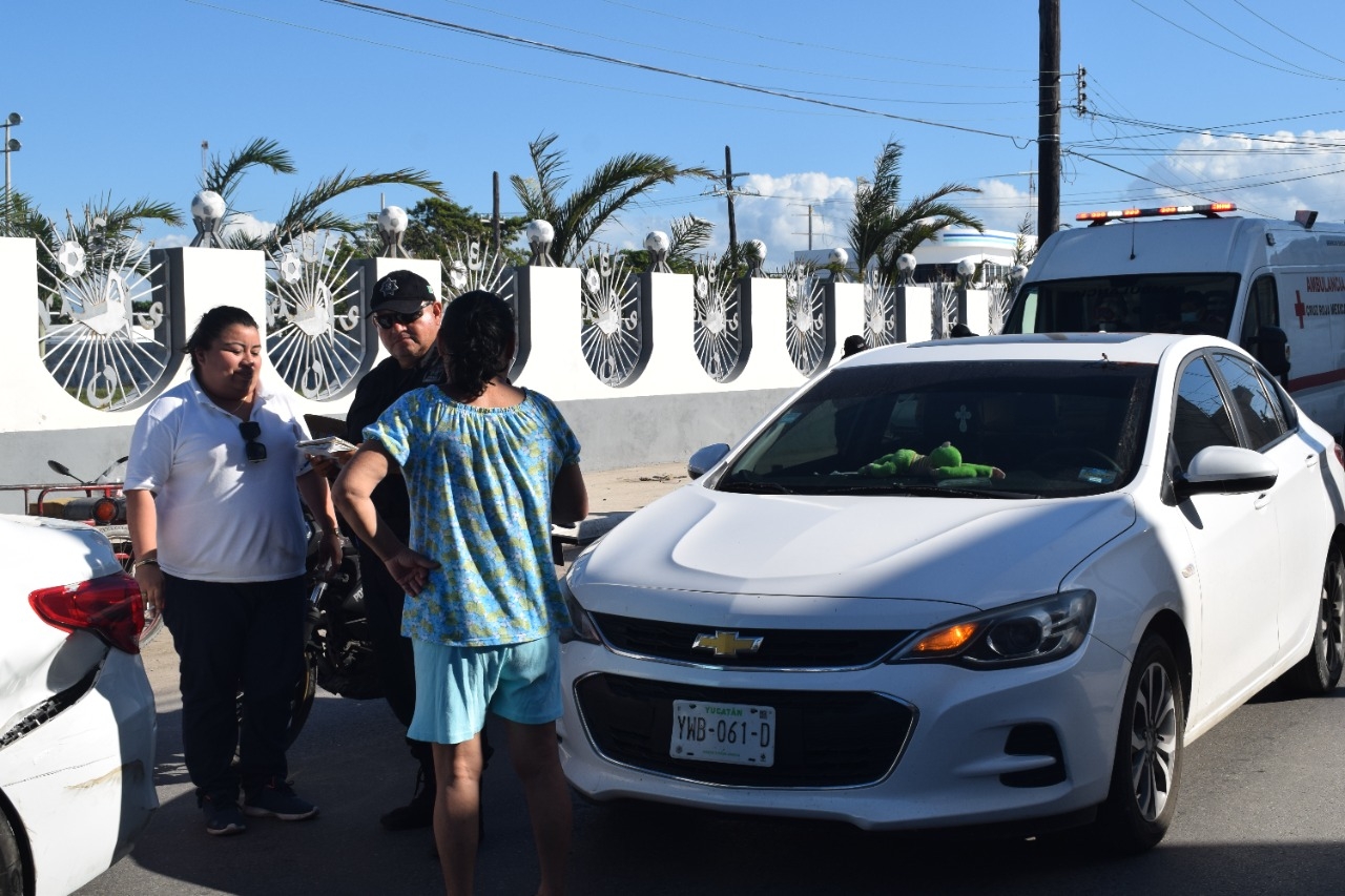 Turistas ocasionan choque en calles de Progreso; intentan darse a la fuga