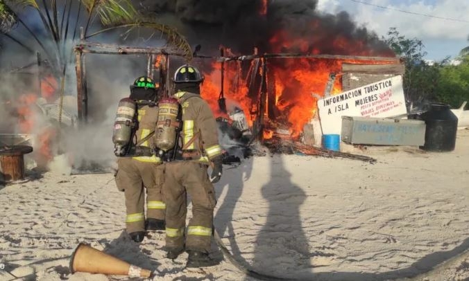 Se registró el incendio de una bodega de pescadores en Cancún