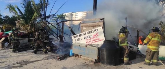 Incendio moviliza al cuerpo de bomberos de Cancún
