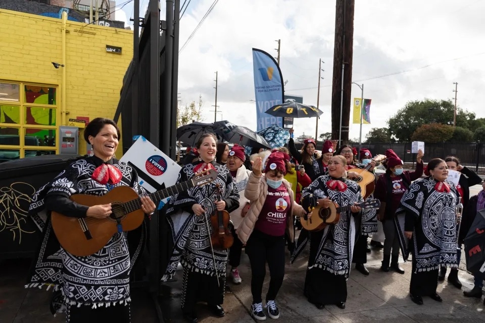 Mariachi recorre barrios latinos para alentar a votar en Los Ángeles