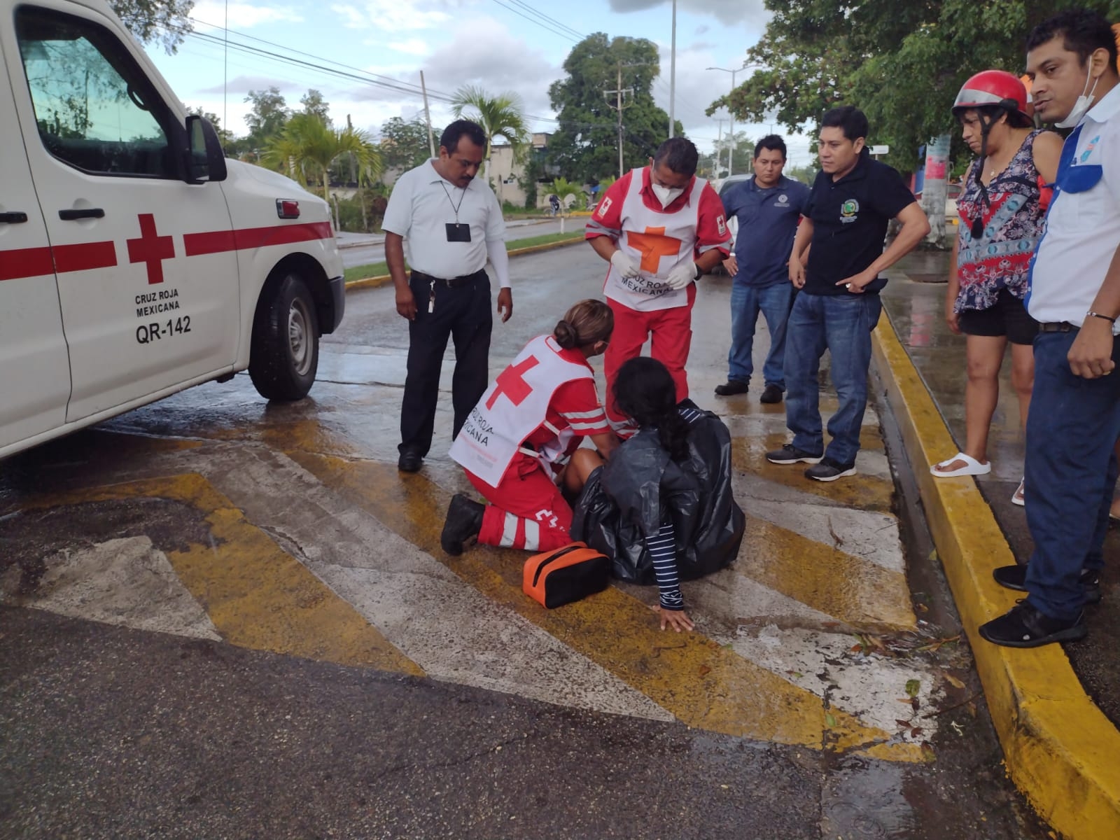 Lluvia en Felipe Carrillo Puerto provoca accidente vial; una mujer resulta lesionada
