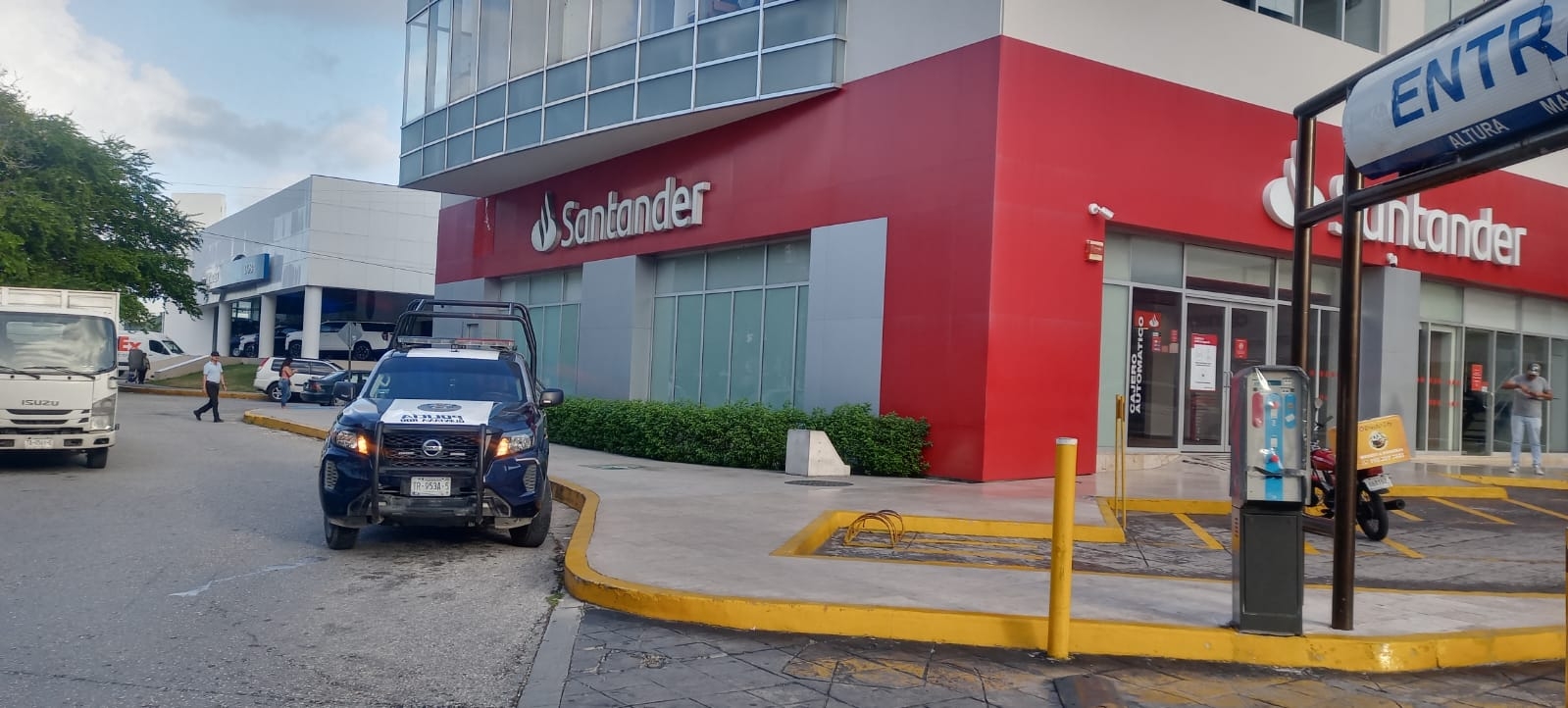 Los sujetos interceptaron a la víctima afuera de las instalaciones del Santander en Plaza Hollywood en Cancún