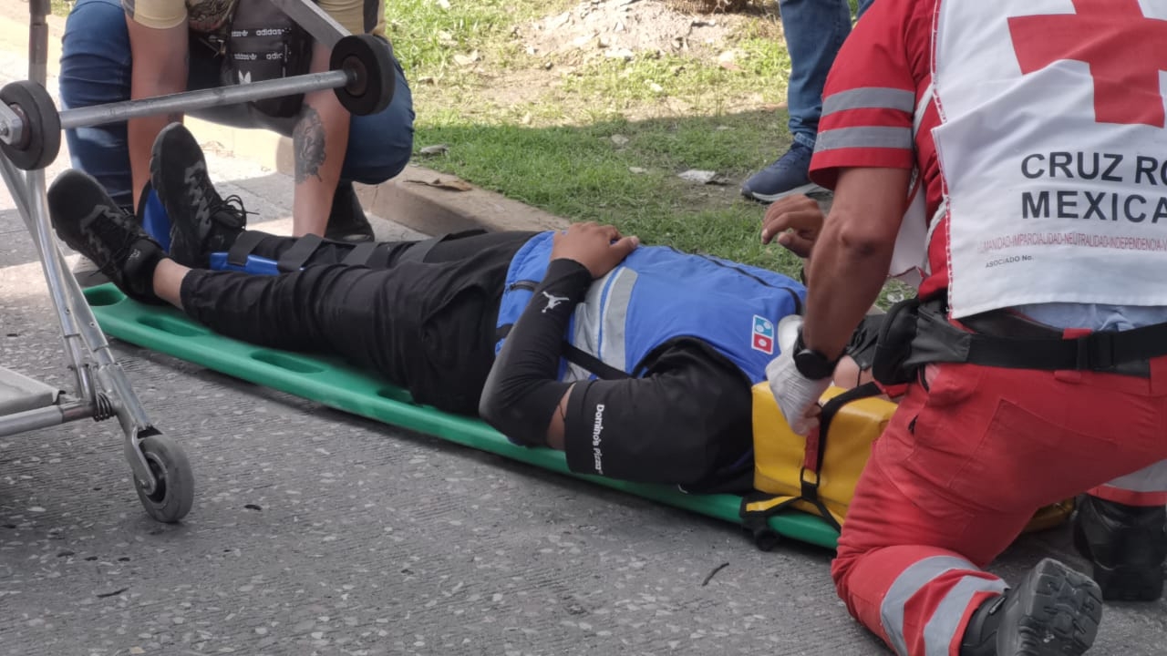 Repartidor termina con una pierna fracturada tras chocar en Ciudad del Carmen