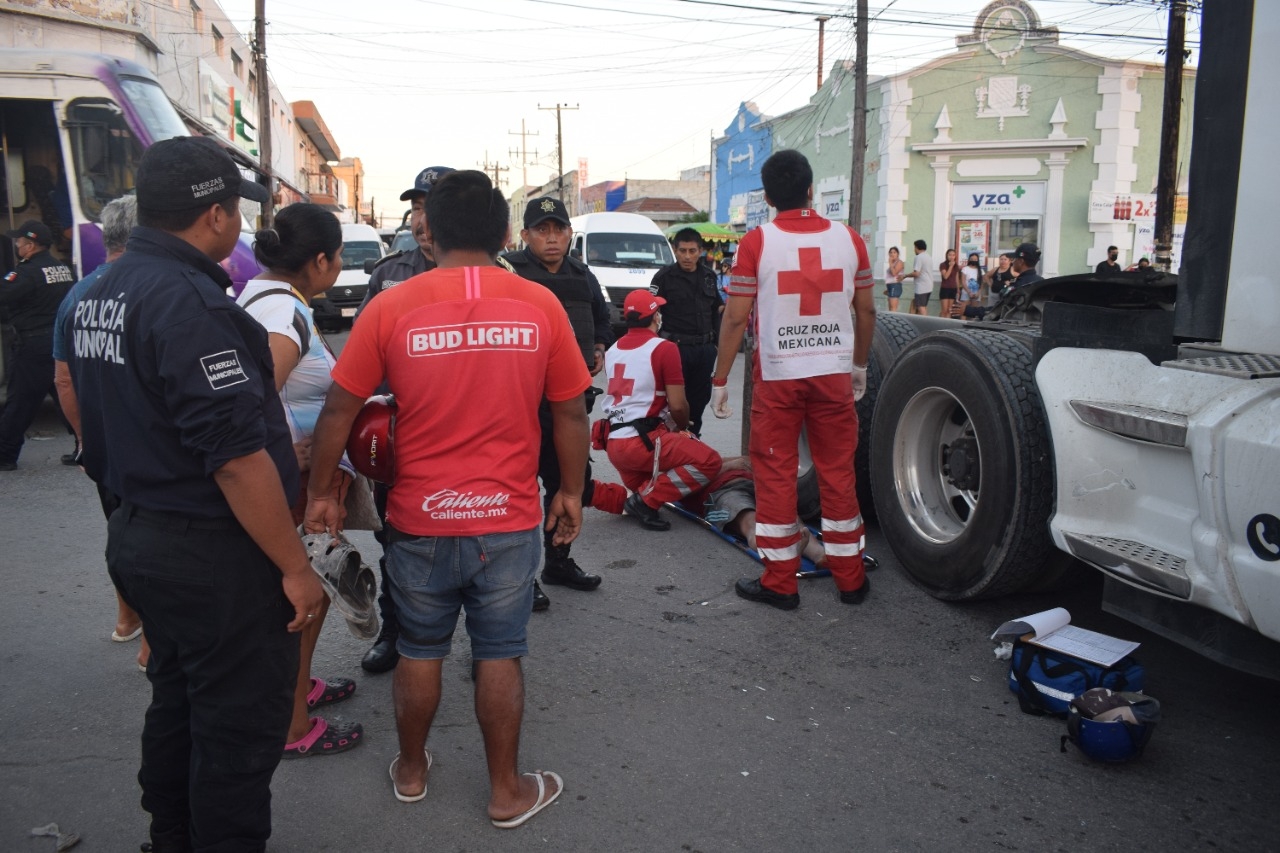 Albañil impacta su motocicleta contra un tráiler en Progreso