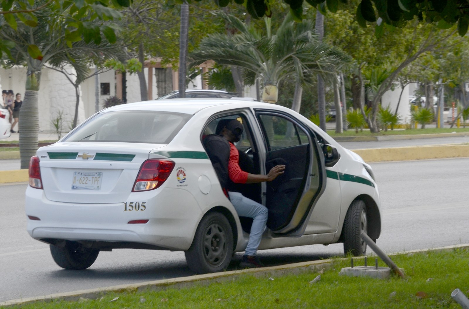 Más de 100 taxistas son sancionados en Cancún por abusivos