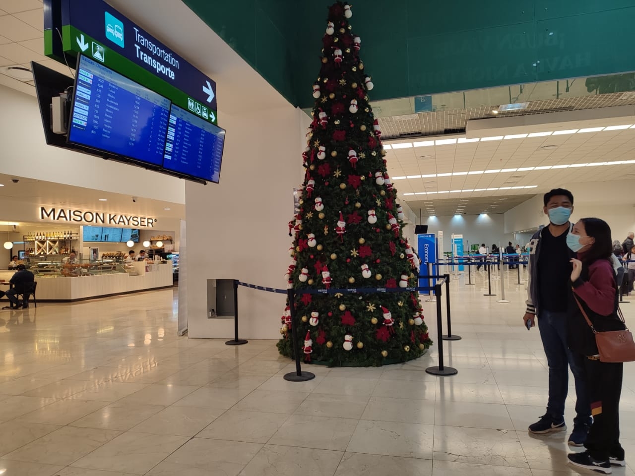Un árbol de Navidad de casi 4 metros decora la sala del aeropuerto de Mérida