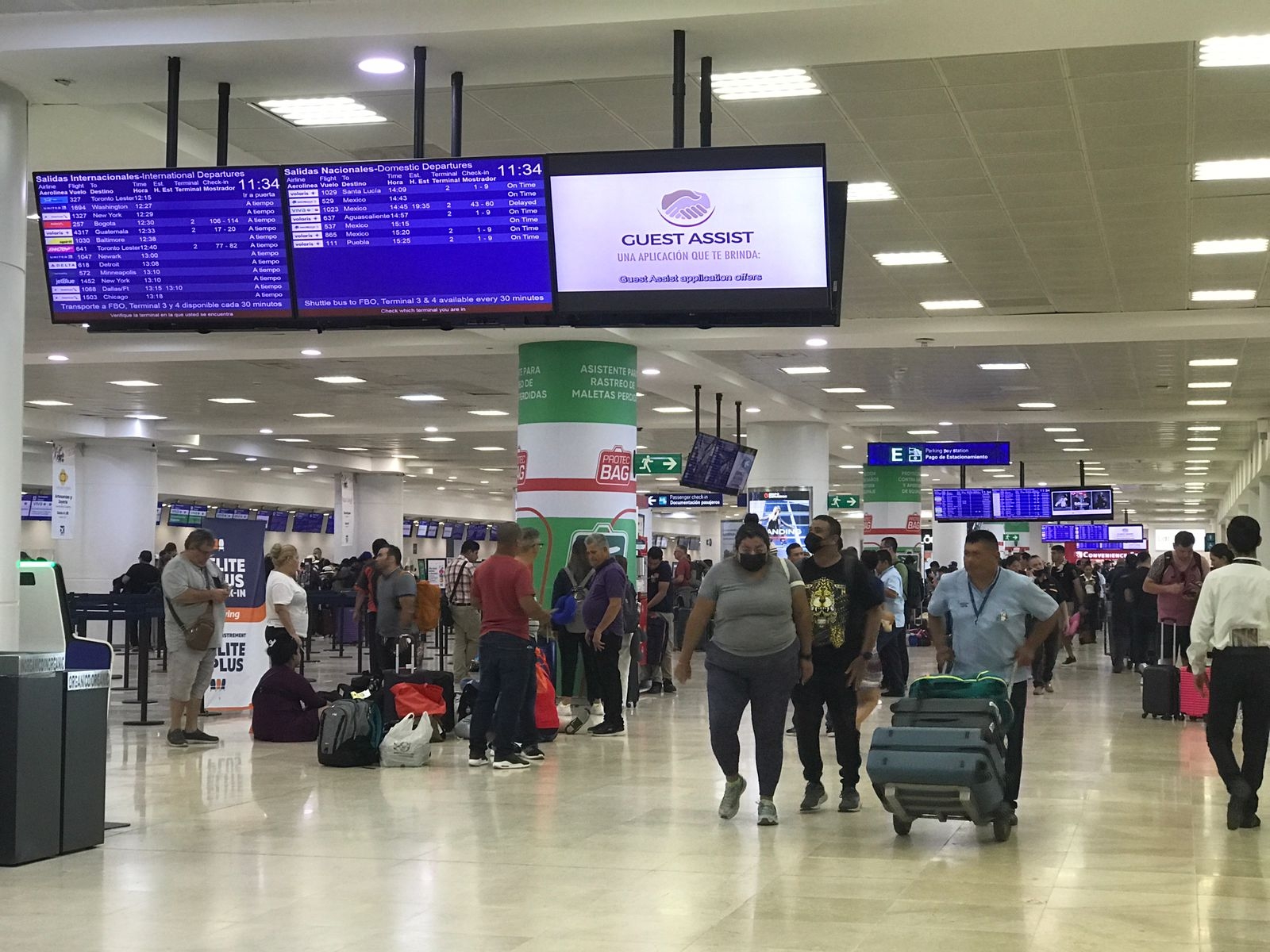 Más de dos mil pasajeros arriban al aeropuerto de Cancún: EN VIVO