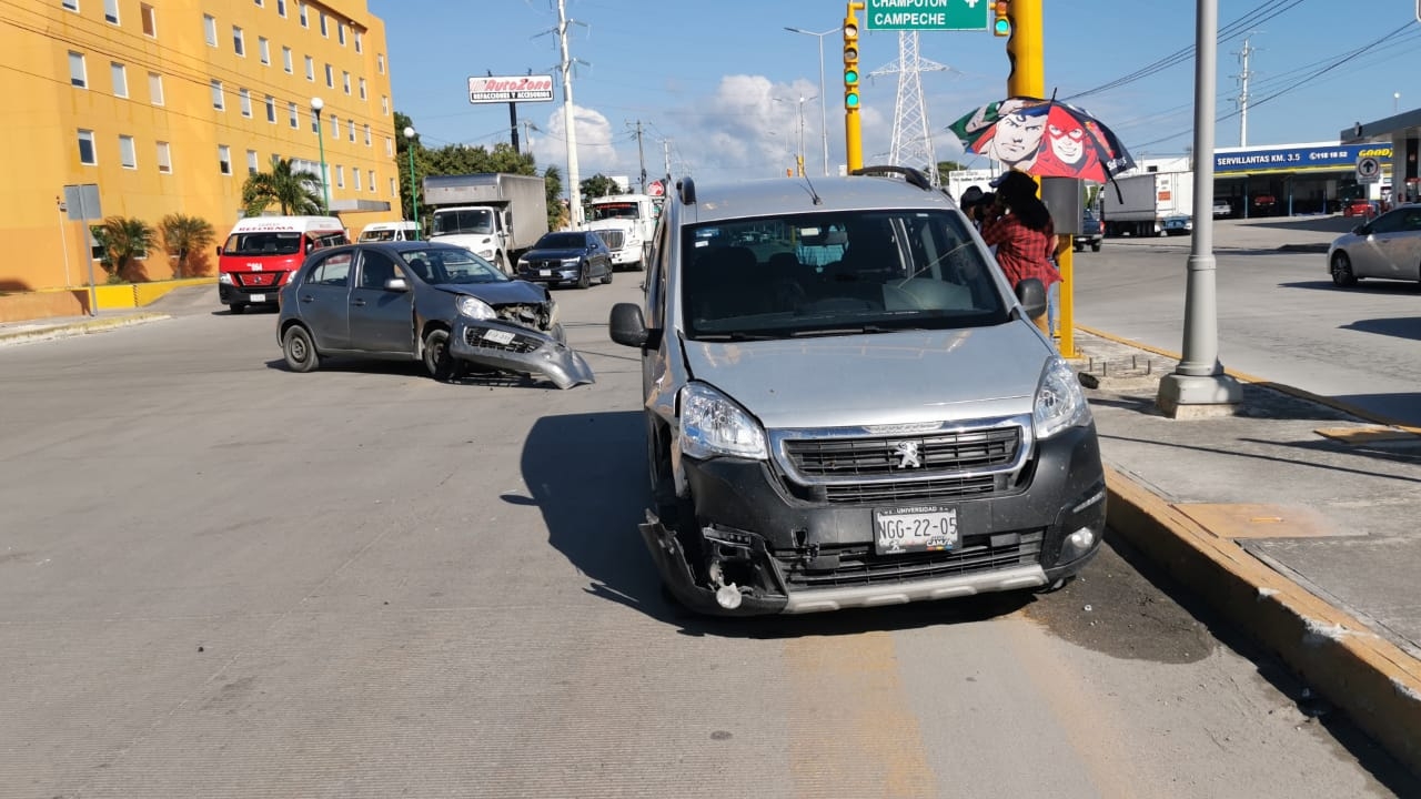 Conductor se pasa el semáforo y causa fuerte accidente en Ciudad del Carmen