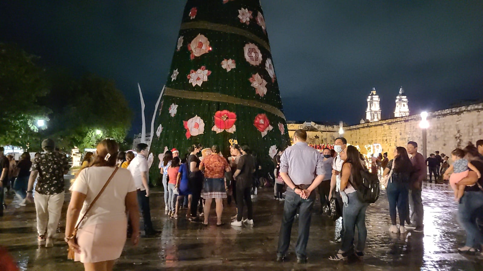 Encienden el tradicional árbol de navidad en Campeche