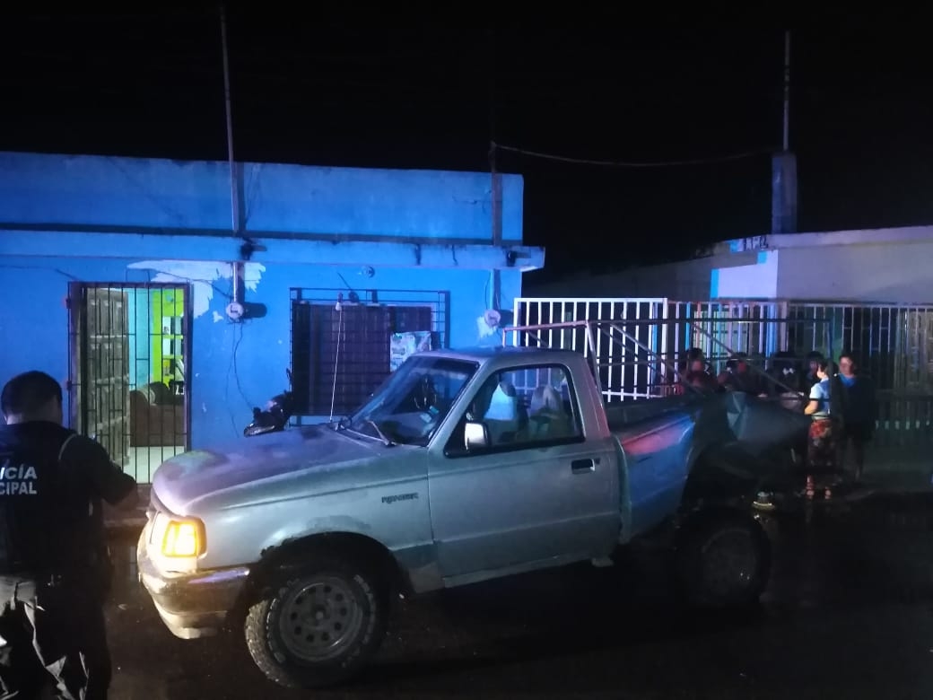 Camioneta se estrella contra un vehículo y una casa en Villas de Sabancuy