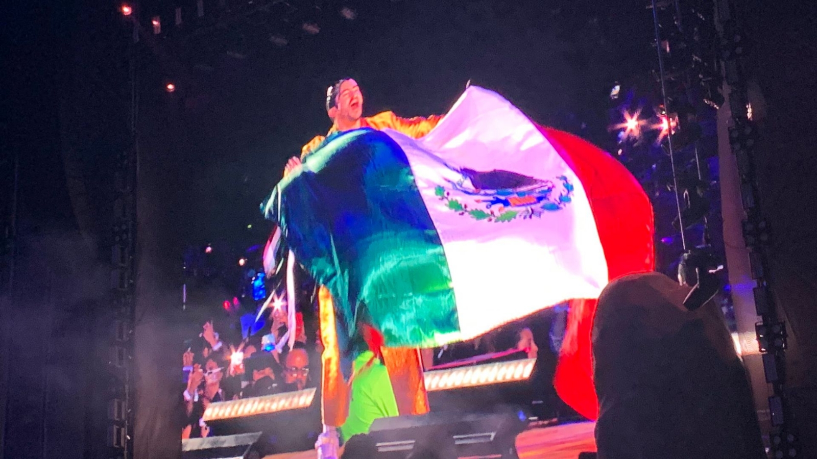 Jorge Ramos presumió que estuvo presente en el concierto de Bad Bunny