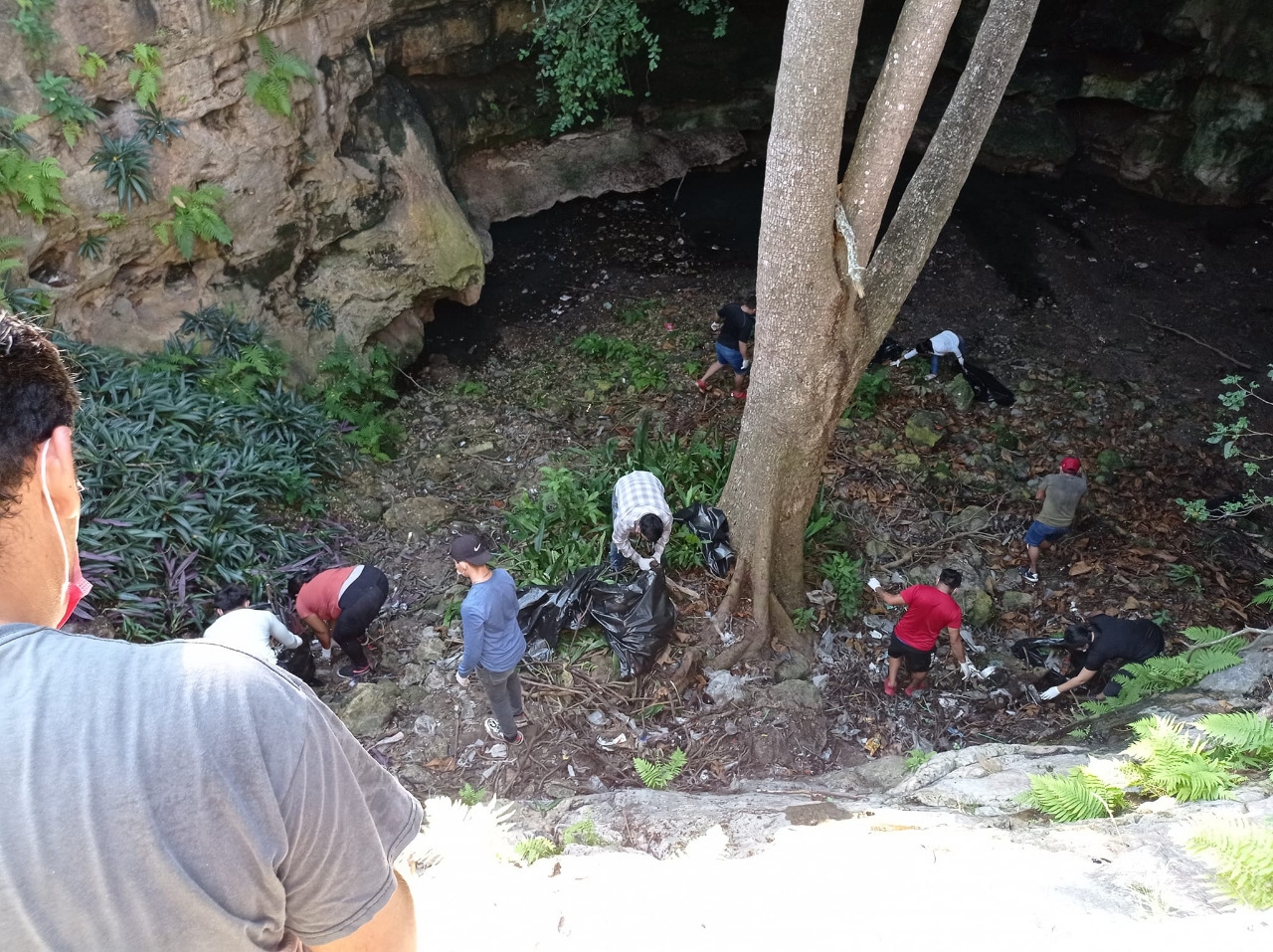 Voluntarios limpian cenote convertido en basurero en el Centro de Huhí
