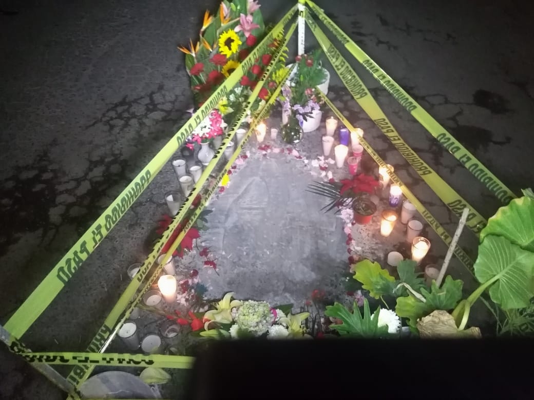 Vecinos piden a un cura que vaya a bendecir la imagen de la Virgen de Guadalupe en Neza