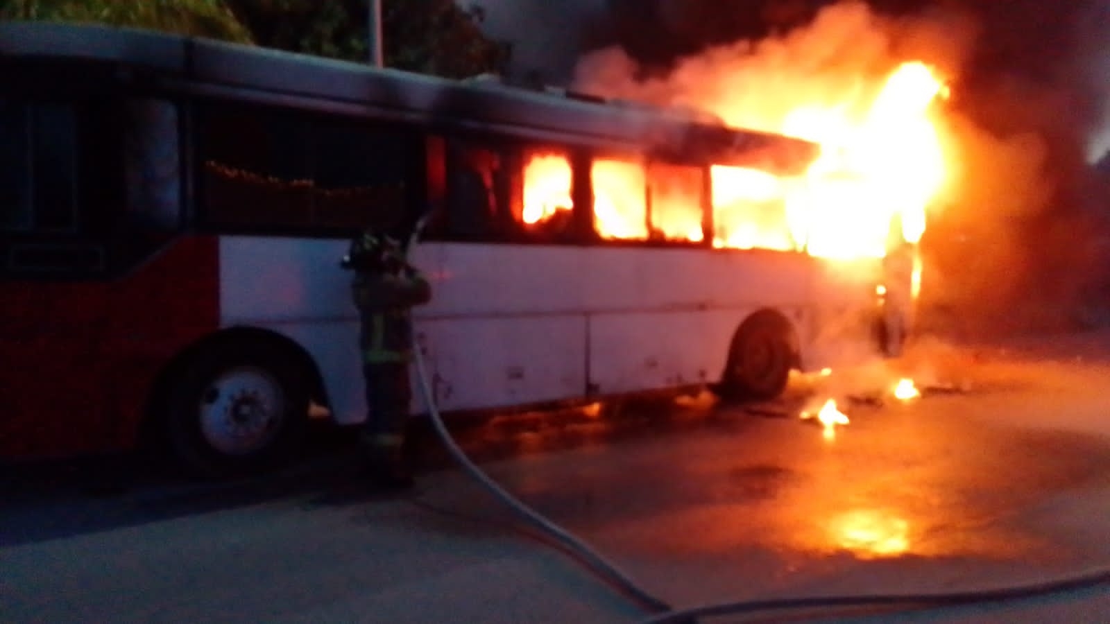 Autobús se incendia en la Región 201 en Cancún; pirotecnia pudo ser la causa