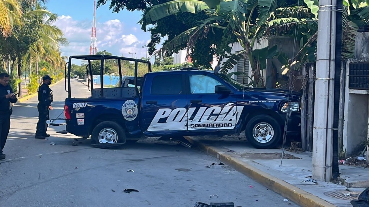 Automóvil choca contra una patrulla en Playa del Carmen