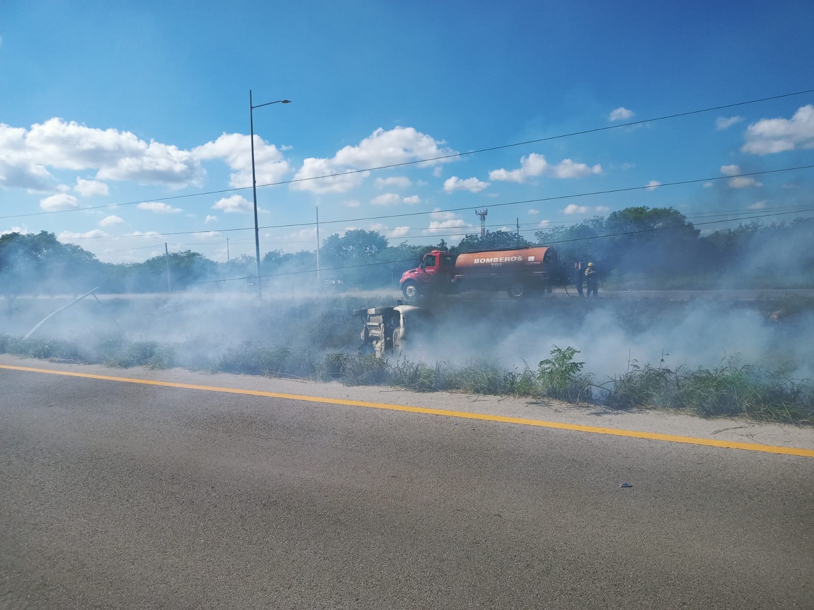 Auto se incendia tras volcar en la carretera Mérida-Progreso: VIDEO