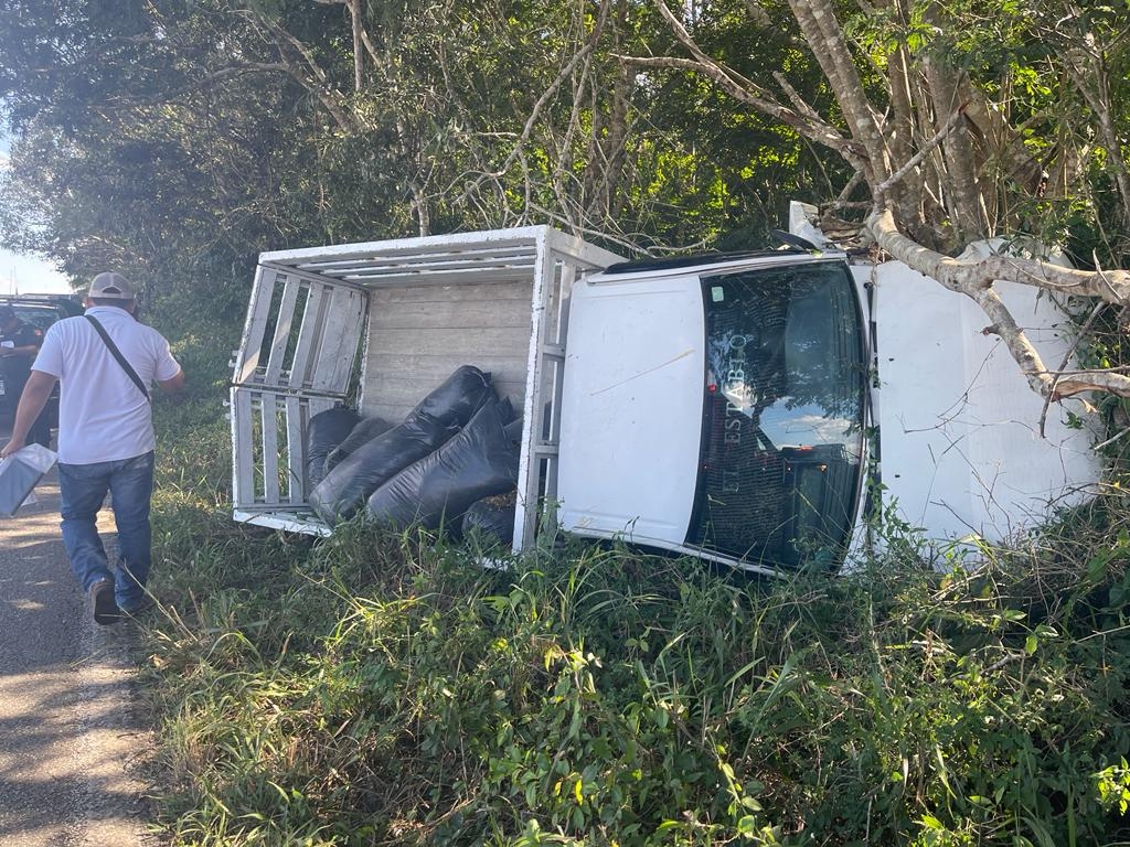Camioneta vuelca tras una falla mecánica en la vía Kikil-Panabá