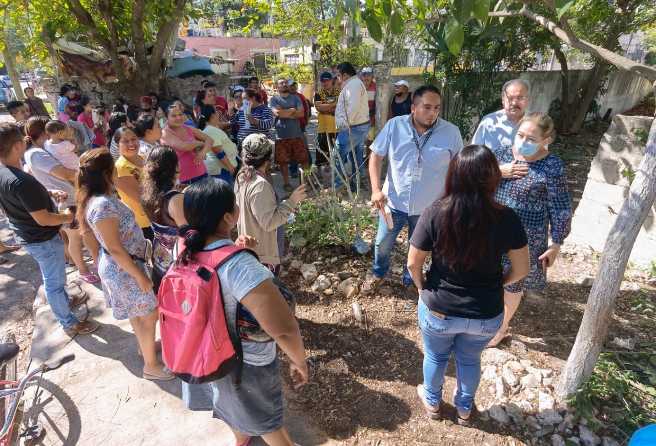 Padres protestan en una escuela de Mérida por el cambio de sus hijos a otro plantel: EN VIVO
