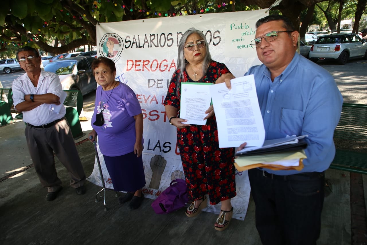Maestros de Mérida reiteran rechazo contra la Ley del ISSTEY con una protesta