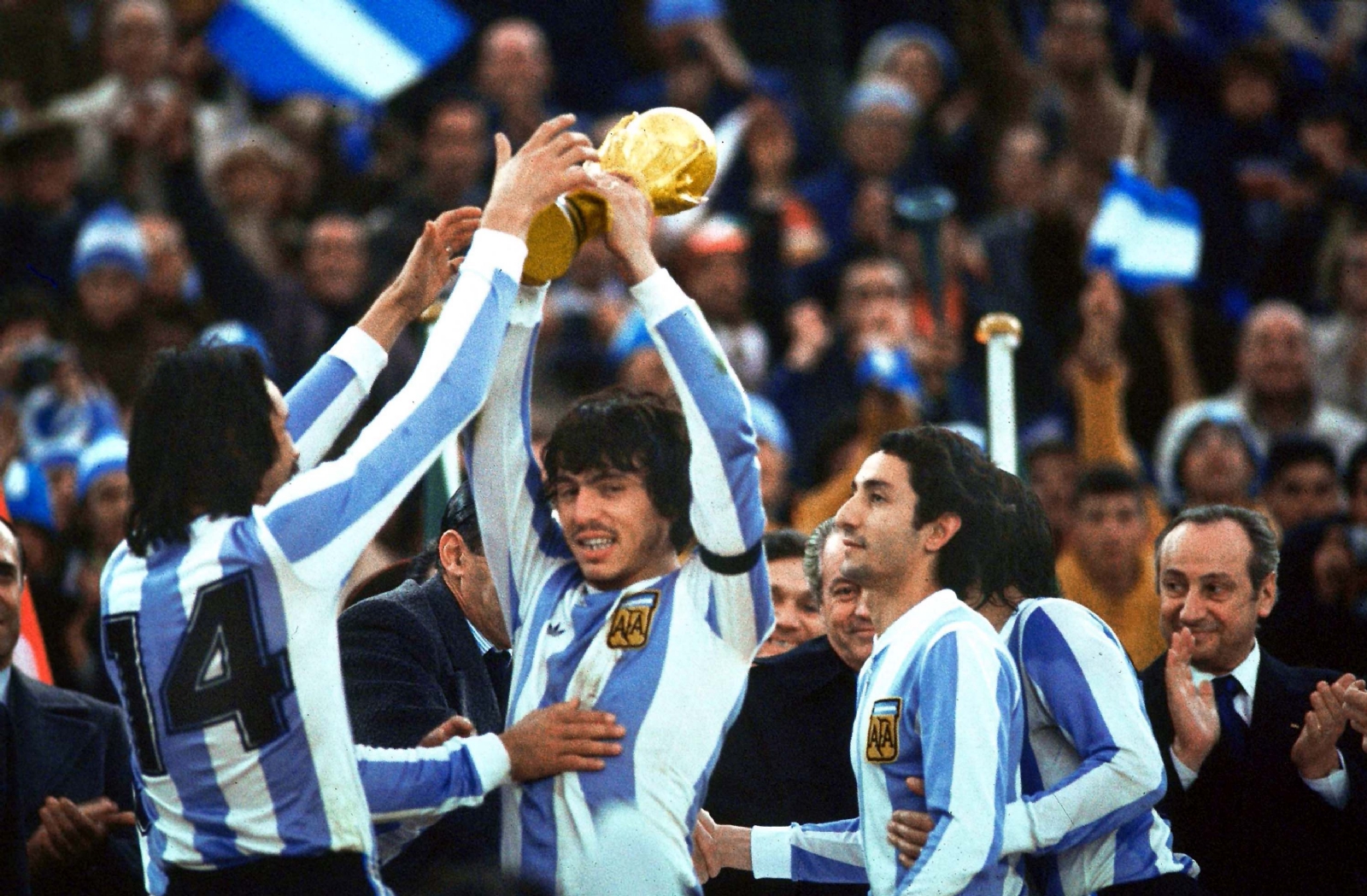 Con su llegada a la final de Qatar 2022, Argentina podría levantar su tercera copa de manos de Messi