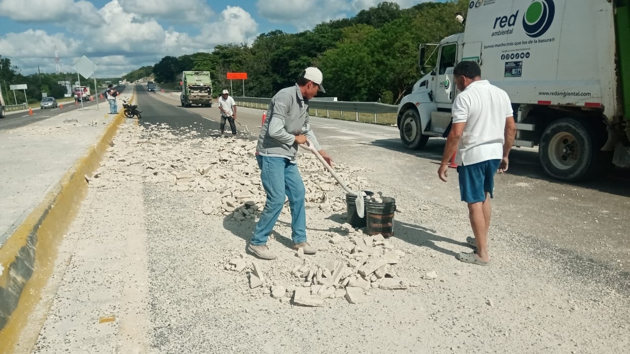 Conductor pierde su cargamento de bloques de concreto en el Periférico de Campeche