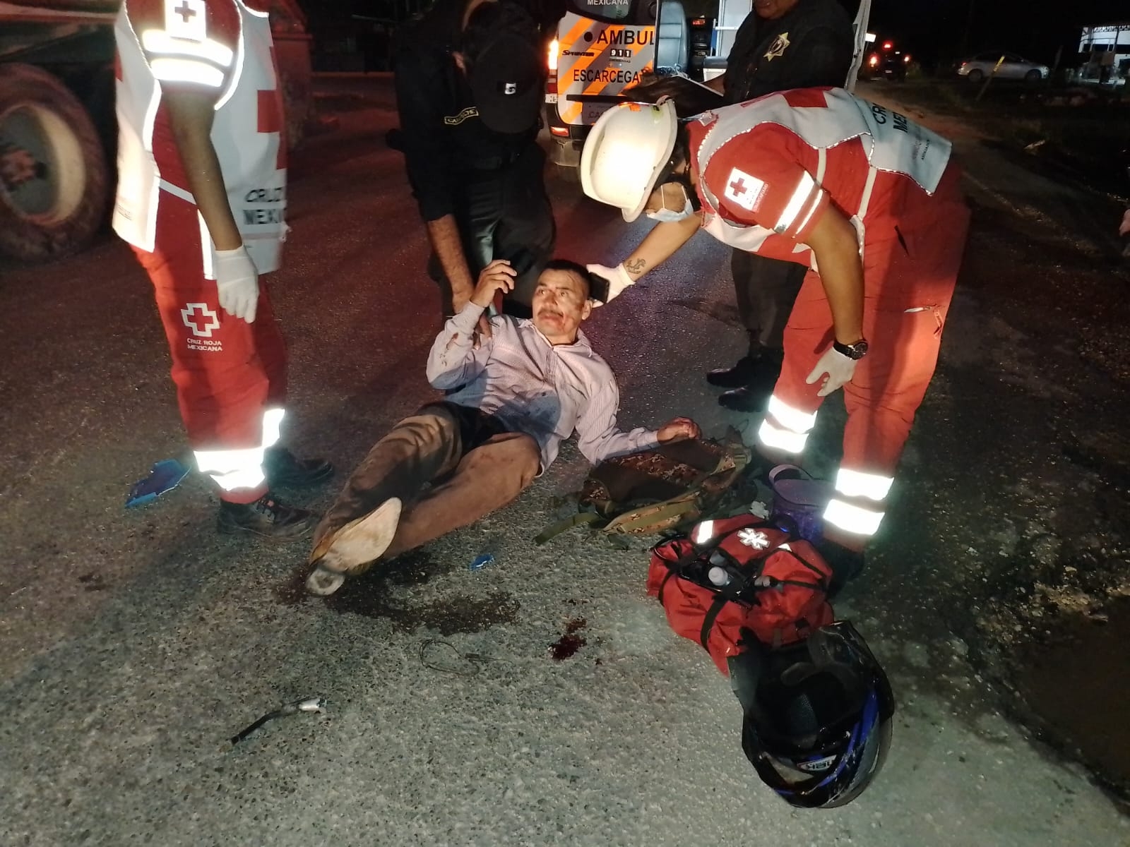 El motociclista fue auxiliado por la Cruz Roja y luego trasladado a los separos de la policía