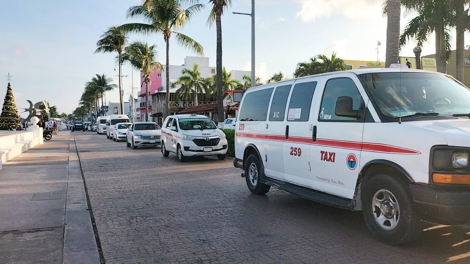 Más de 100 taxistas realizan manifestación pacífica en Cozumel: VIDEO