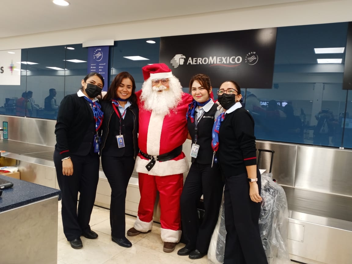 Santa Claus llena de espíritu navideño al aeropuerto de Mérida