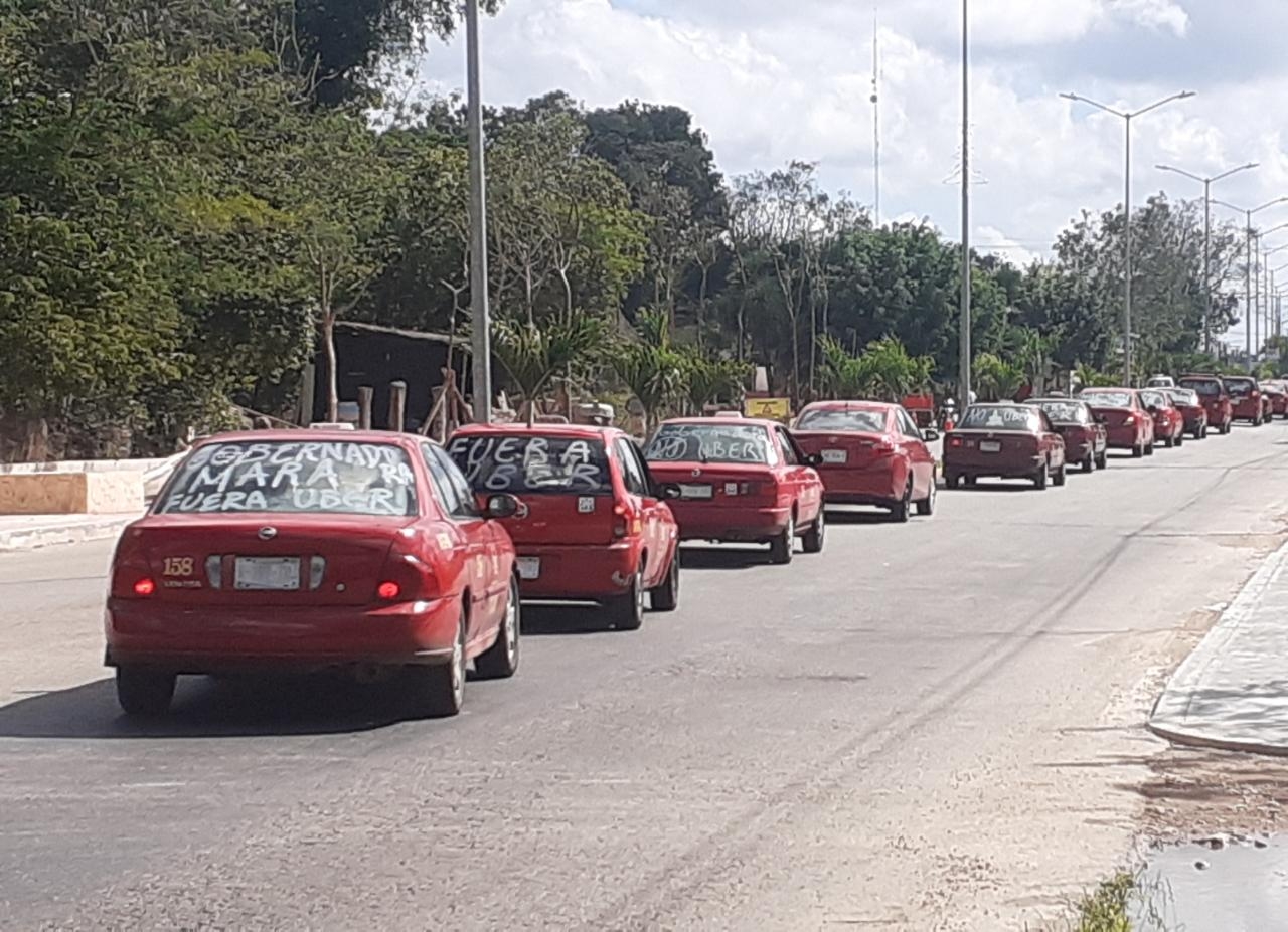 Taxistas se manifiestan contra operación de Uber en José María Morelos