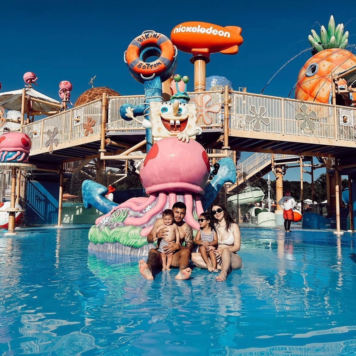 Alexis Vega publicó unas fotos en sus redes sociales en las que se observa disfrutando de su familia y sus vacaciones