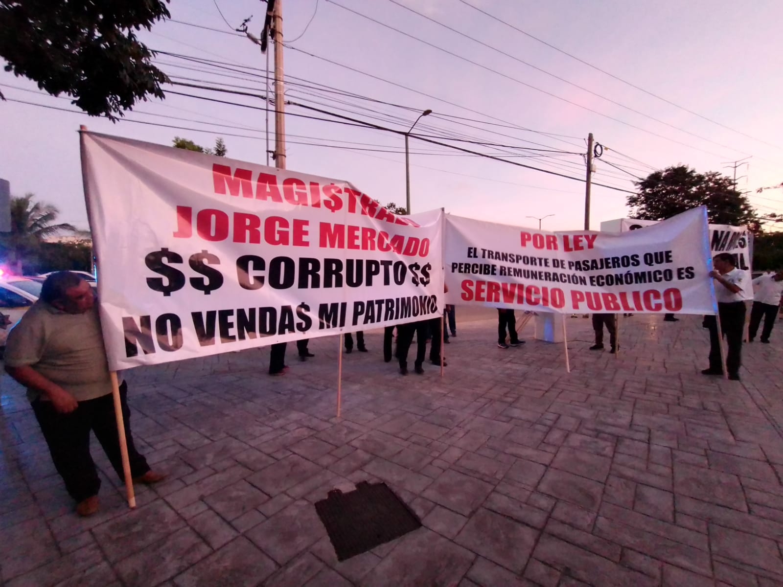 Empresarios de Cancún muestran molestia ante las manifestaciones de los taxistas