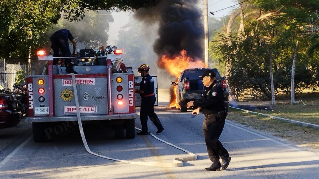 Fuego consume la cabina de una camioneta en Tizimín