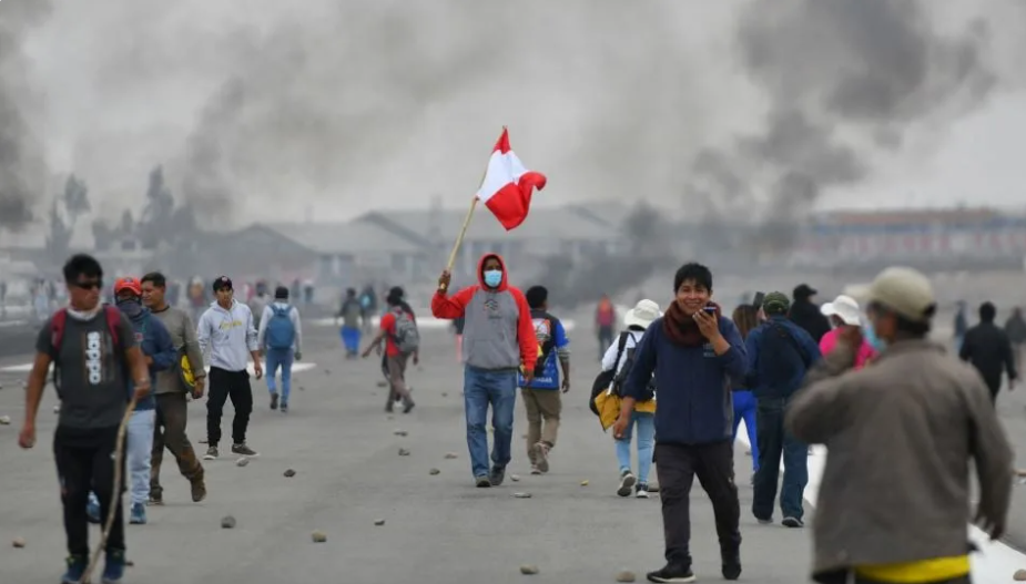 Mexicanos quedan varados ante conflicto político en Perú