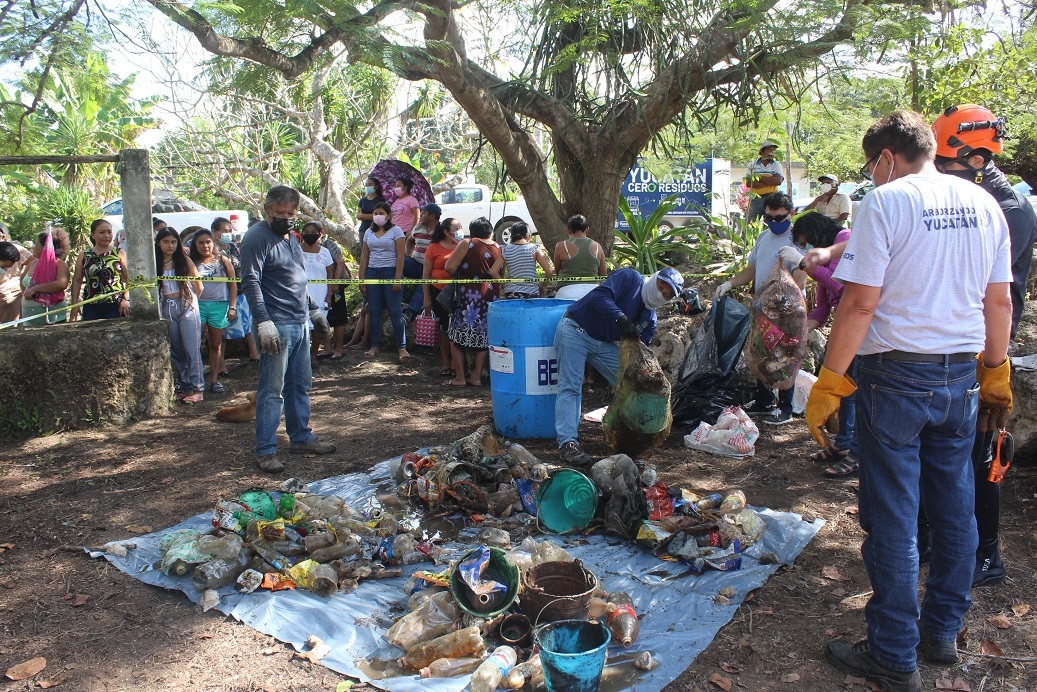 Agrupación recibe premio nacional por limpieza de cenotes en Yucatán